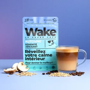 Un sachet de Wake Cafe saveur automnale aux champignons adaptogènes. le décor est accompagné d'une tasse pleine et d'un champignon.