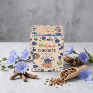 un sachet de tisane à la chicorée de la marque Lutun dans un décor avec des fleurs de chicorée