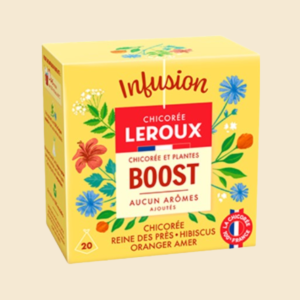 Boîte jaune d’infusion Chicorée Leroux BOOST décorée de fleurs colorées. Le paquet indique « chicorée et plantes », sans arômes ajoutés, avec des saveurs reine des prés, hibiscus et orange amère. Format 20 sachets, logo fabrication française visible en bas à droite.