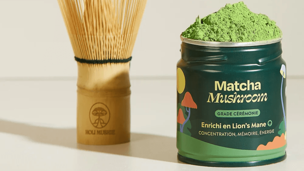 matcha holi mushie avec un fouet chasen