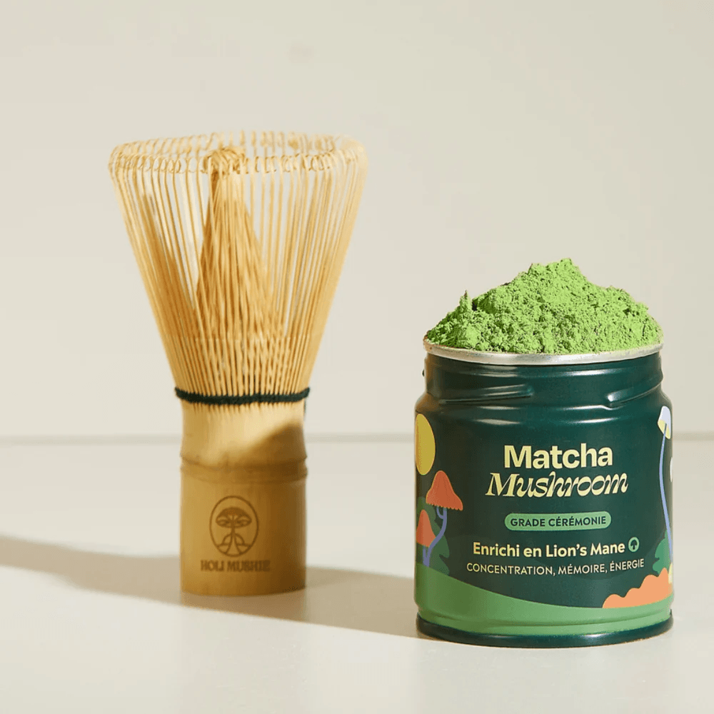 matcha holi mushie avec un fouet chasen